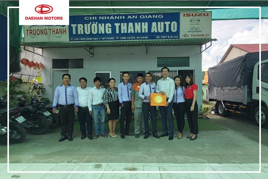 Đại diện Ban lãnh đạo Daehan Motors (trái) và Đại diện Đại lý Trường Thanh.